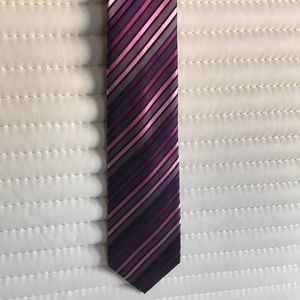 Mens regular length necktie.